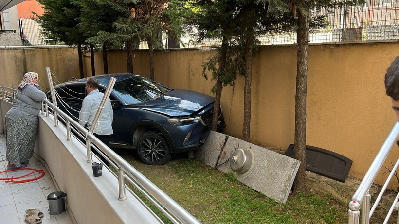 Geri manevra yapan otomobil bahçeye düştü - Resim : 2