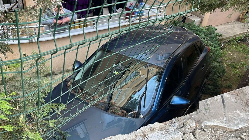 Geri manevra yapan otomobil bahçeye düştü - Resim : 1