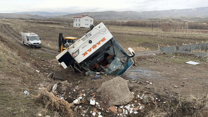 Yolcu otobüsü devrildi! Ölü ve yaralılar var… - Resim: 3