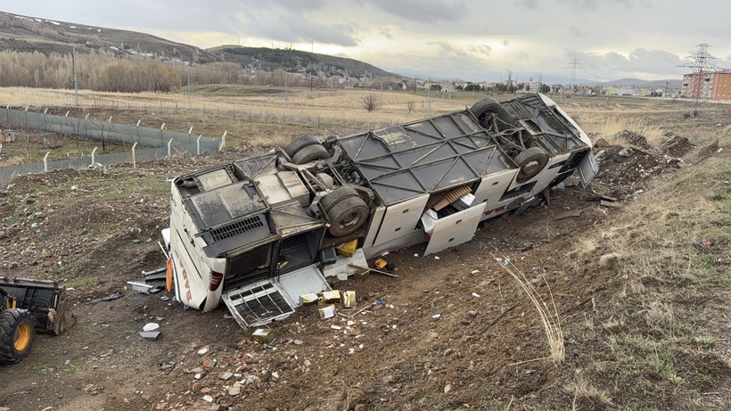 Yolcu otobüsü devrildi! Ölü ve yaralılar var… - Resim: 4