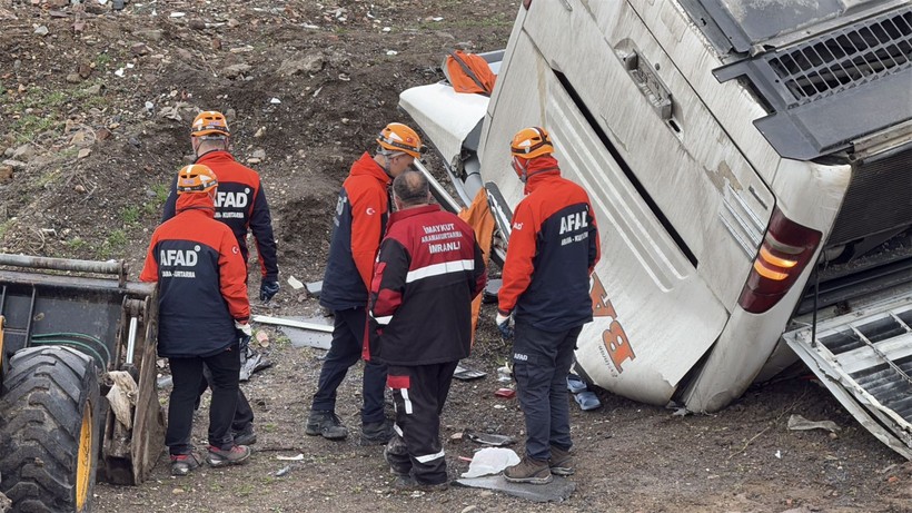 Yolcu otobüsü devrildi! Ölü ve yaralılar var… - Resim: 5