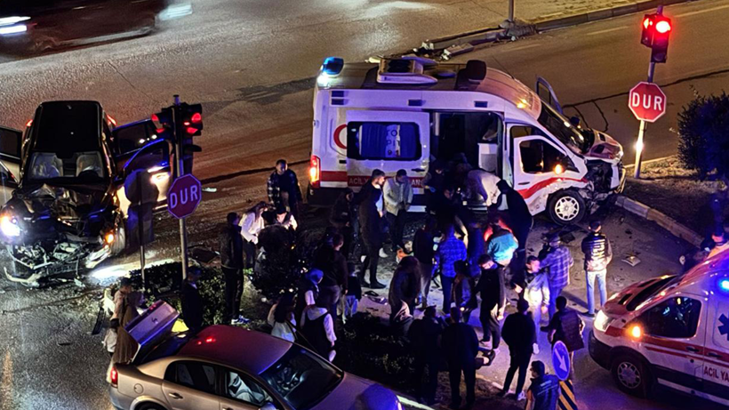 Antalya'da korku dolu anlar: Ambulans ile otomobil çarpıştı! - Resim : 1