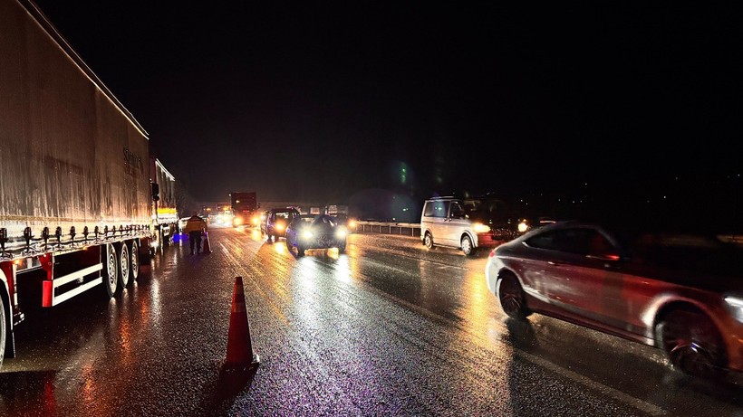 Sakarya'da tır kazası: Trafik magandası dehşet saçtı! - Resim : 1
