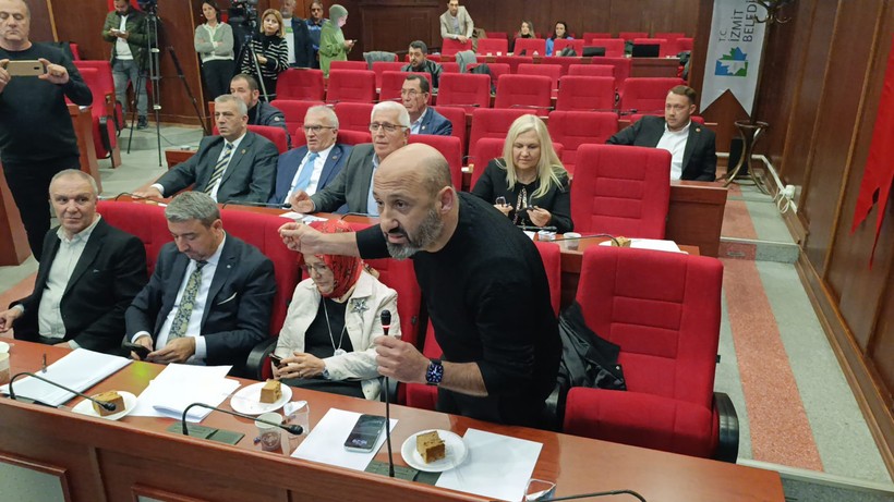 İzmit Belediye Meclisi yine karıştı! - Resim : 6