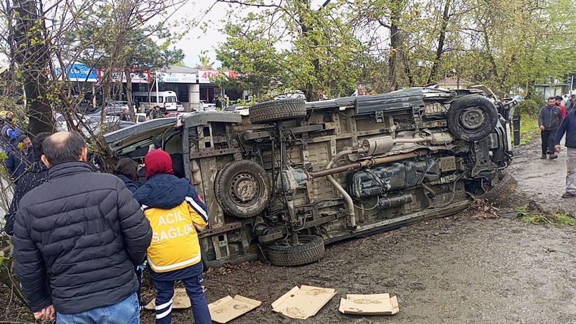 Ambulans ile otomobil çarpıştı: 6 yaralı - Resim : 1