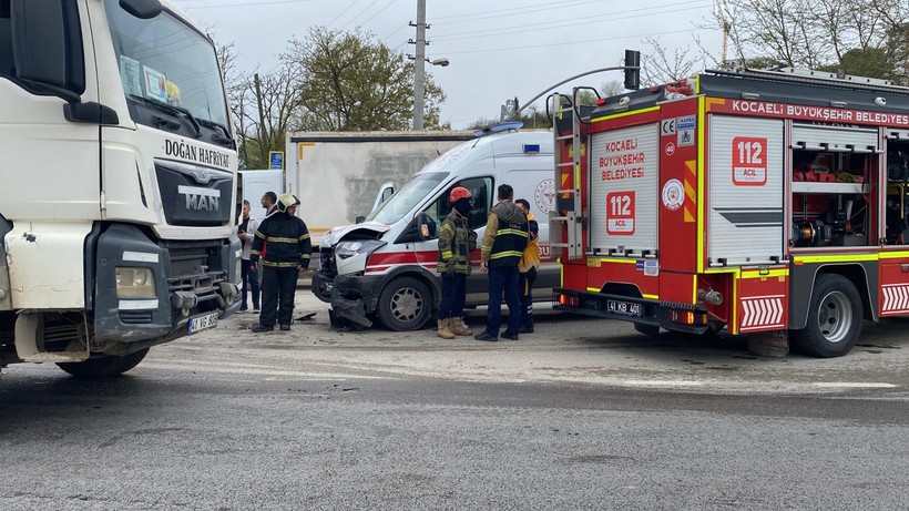 Hastayı hastaneye yetiştirmeye çalışan ambulans otomobille çarpıştı! - Resim : 1