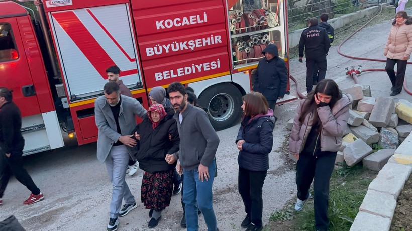 Yaşlı kadın alevlerin arasından son anda kurtarıldı - Resim : 1