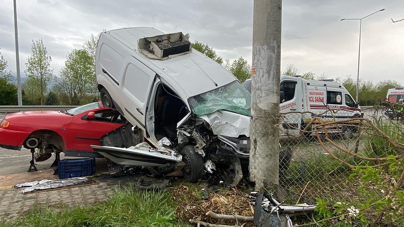 Kocaeli'de trafik kazası: Otomobilin üzerine uçtu! - Resim : 1