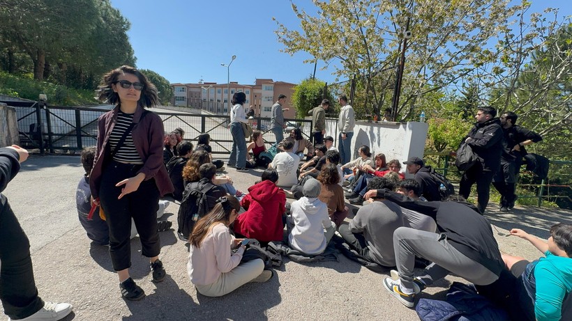 Öğretmenleri için toplandılar! "Öğretmenine sahip çıkmayan geleceğe sırt çevirmiştir" - Resim : 1