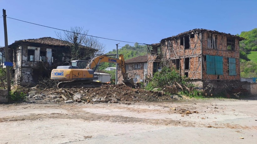 Riskli yapılar birer birer yıkılıyor - Resim : 1