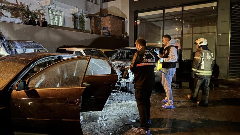 İstanbul'da gece alevlerle aydınlandı: Birçok araç küle döndü! - Resim : 1