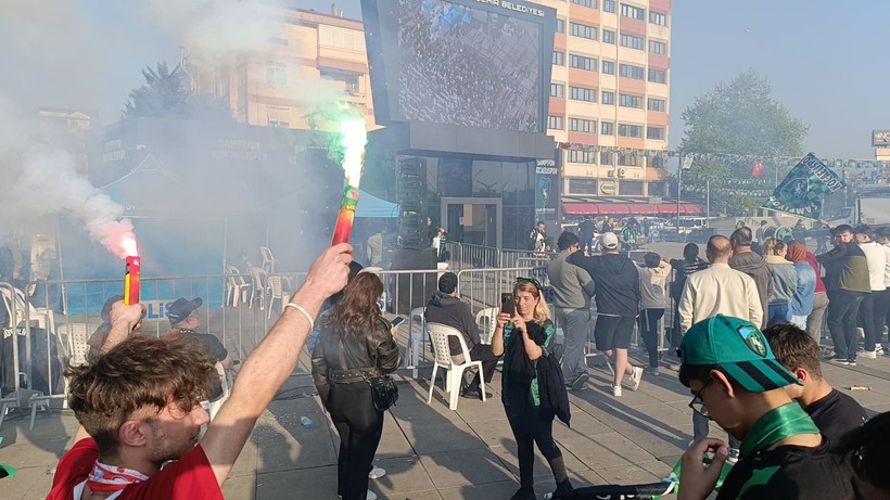 Taraftarın bekleyişi sürüyor! Maç sonrası eğlenceye devam - Resim : 7