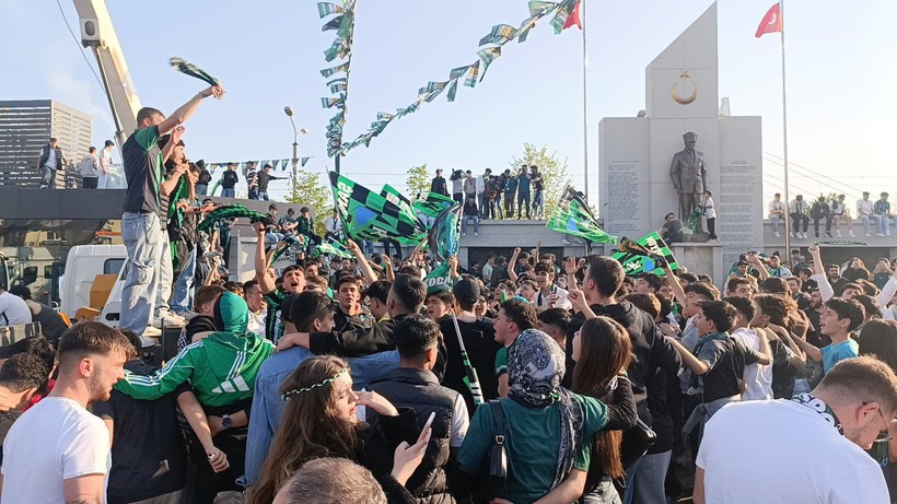 Taraftarın bekleyişi sürüyor! Maç sonrası eğlenceye devam - Resim : 6