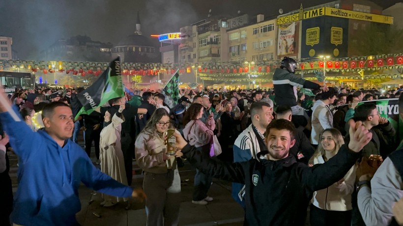 Kamptan, Kent Meydanı’na bağlandılar - Resim : 1