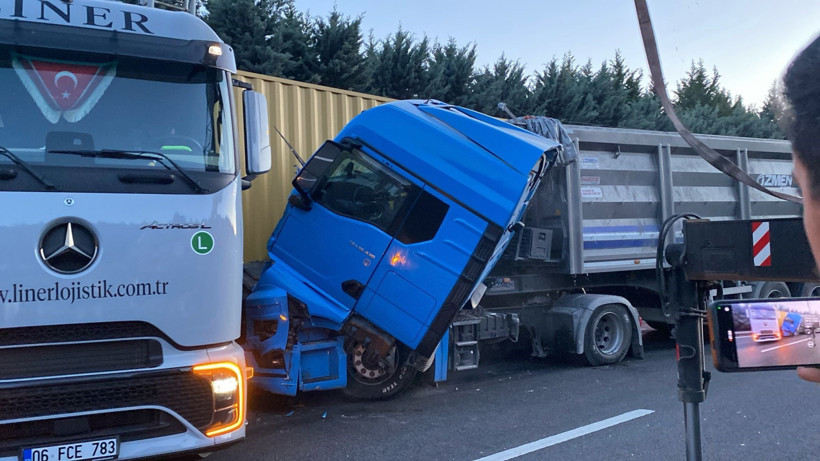 3 aracın karıştığı zincirleme kaza kamerada - Resim : 1