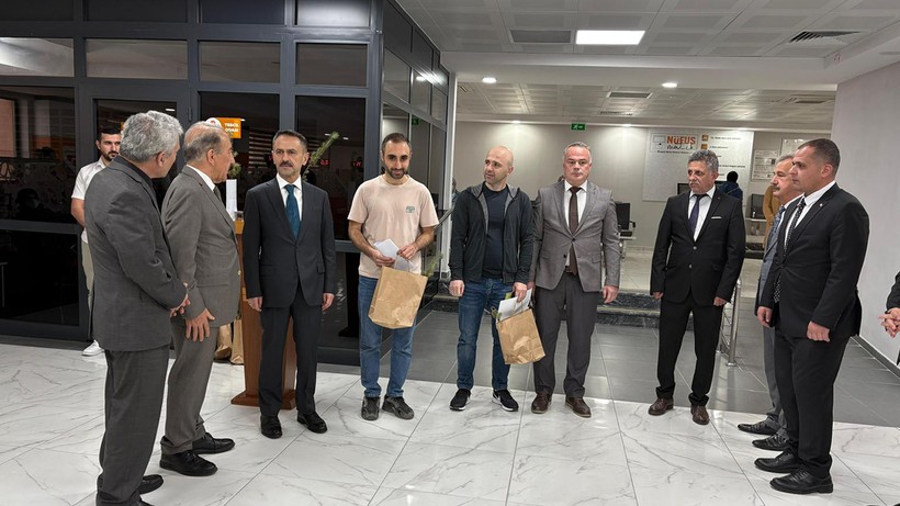 '1 Çocuk 1 Fidan' denildi İlhami Aktaş ilk fidanları dağıttı! - Resim : 1