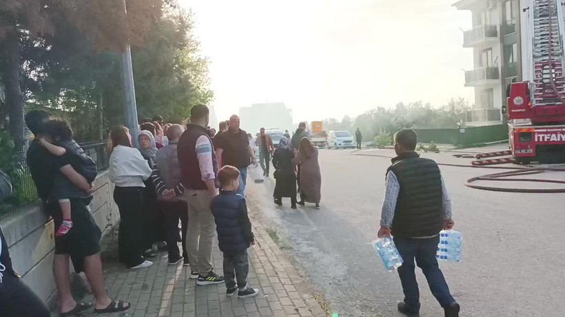 Çatı alev alev yandı, bina sakinleri gözyaşları içinde izledi - Resim : 2