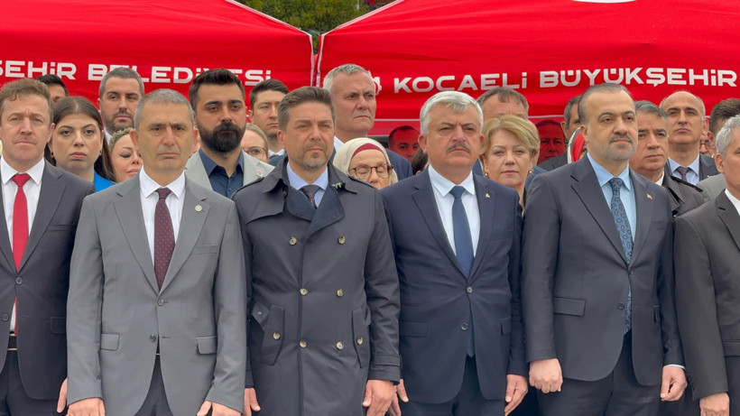 23 Nisan heyecanı meydana taşındı! Çelenk sunuldu - Resim : 1