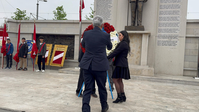 23 Nisan heyecanı meydana taşındı! Çelenk sunuldu - Resim : 4