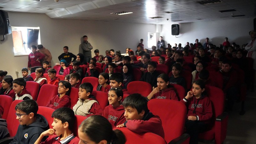 Kocaeli Büyükşehir Belediyesi'nden hem eğlendiren, hem öğreten tiyatro oyunu - Resim : 1