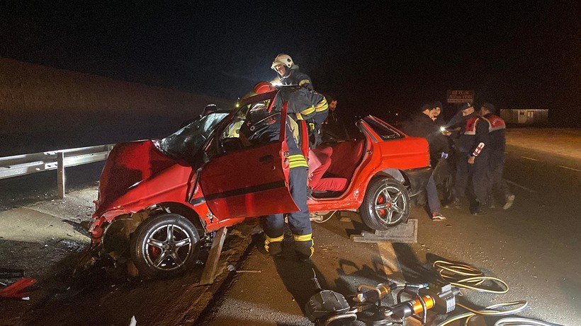 Bariyerlere giren otomobilde iki kişi hayatını kaybetti - Resim : 1
