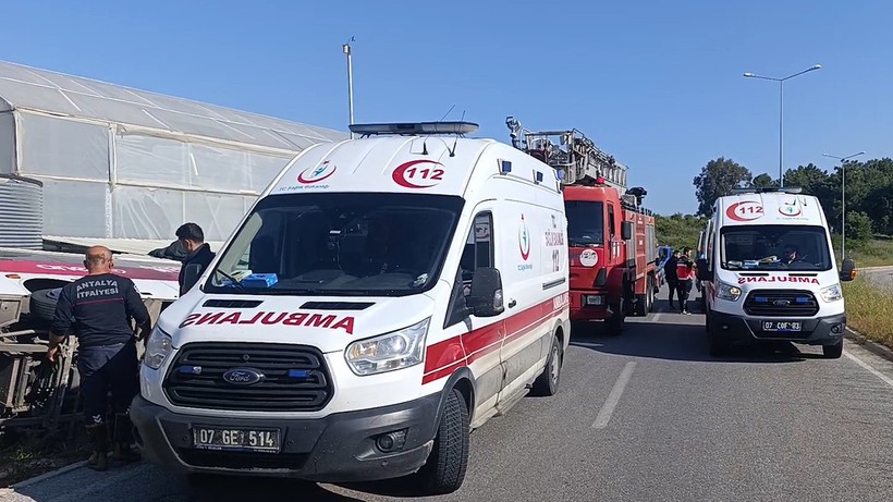 Antalya’da korku dolu anlar: Tur midibüsü devrildi, onlarca yaralı var! - Resim : 1