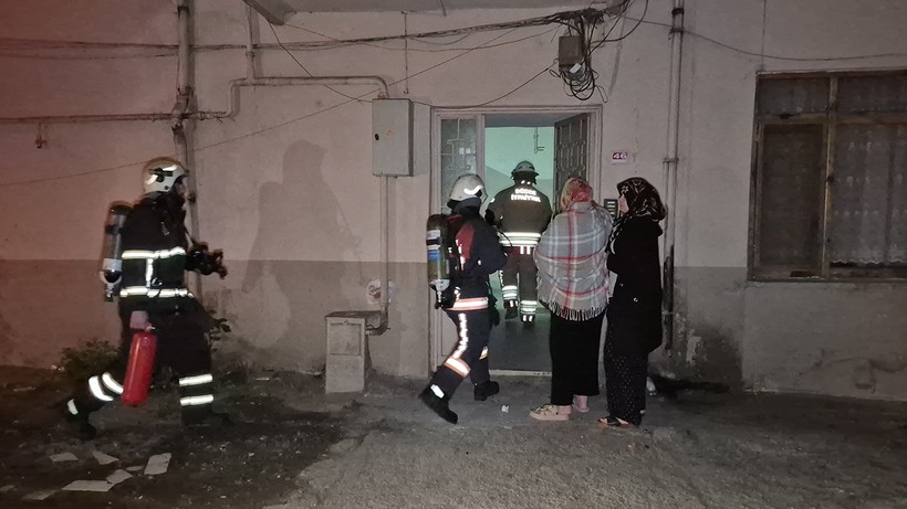 Düzce'de panik anları: 4 katlı binada yangın! - Resim : 1