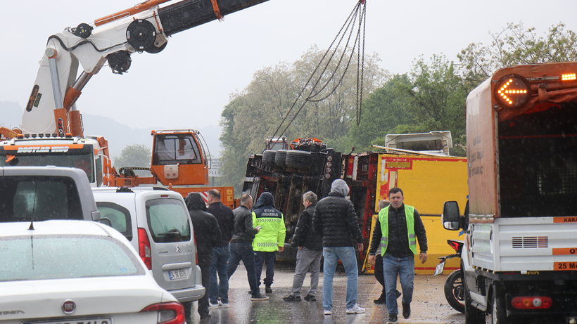 Sakarya'da TIR kazası: Anadolu Otoyolu'nda devrildi! - Resim : 1