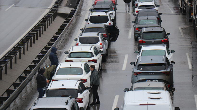Sakarya'da TIR kazası: Anadolu Otoyolu'nda devrildi! - Resim : 2