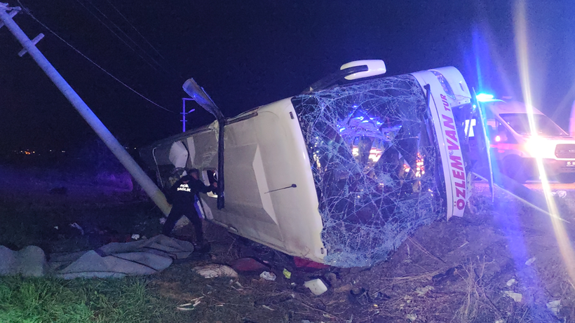Van'da can pazarı: Yolcu otobüsü kaza yaptı, onlarca yaralı var! - Resim : 1