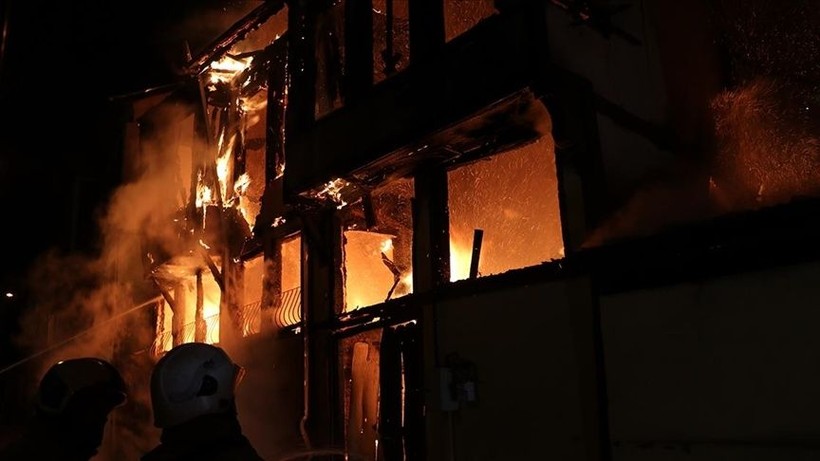Ünlü şarkıcı evinde çıkan yangında hayatını kaybetti - Resim: 1