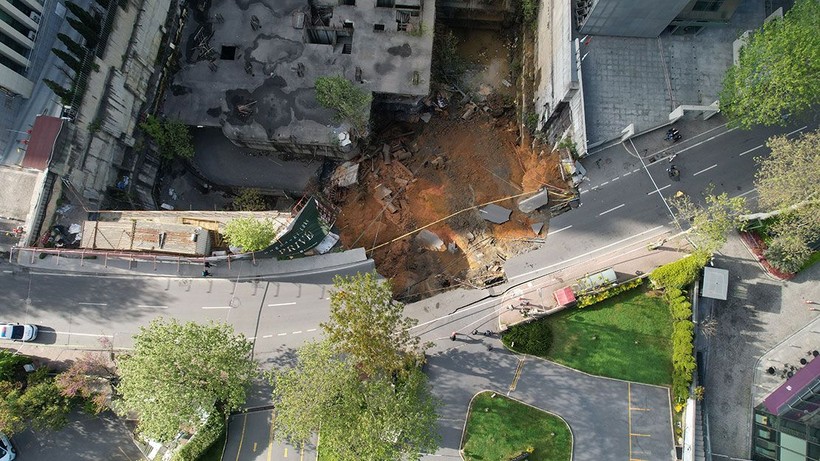 Yol çöktü! Bölgeye çok sayıda ekip sevk edildi - Resim: 7