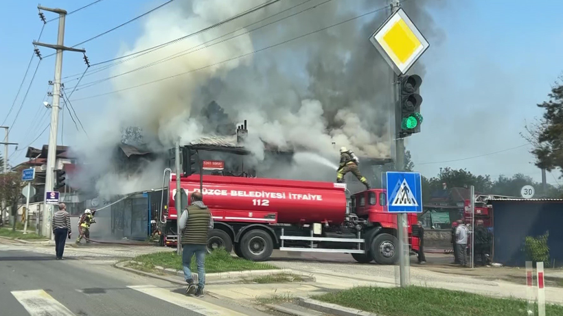 Düzce'de korkutan yangın: 2 katlı bina alev alev yandı! - Resim : 1