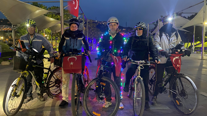 Emeklilerden yürüyen disko! - Resim : 1