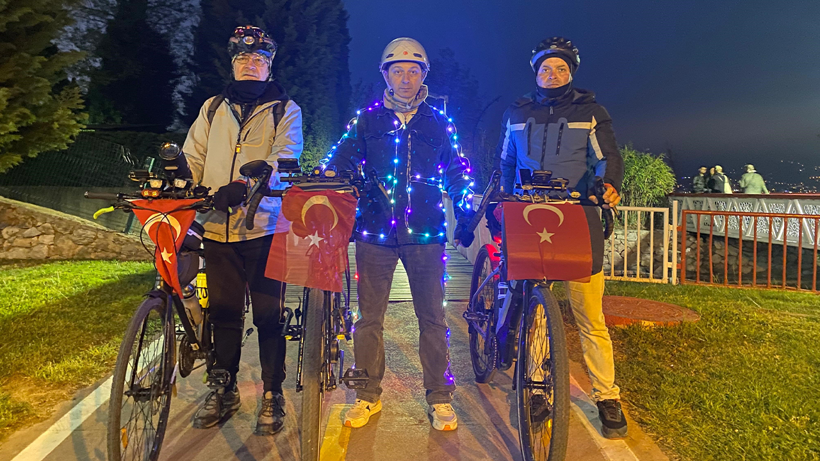 Emeklilerden yürüyen disko! - Resim : 2