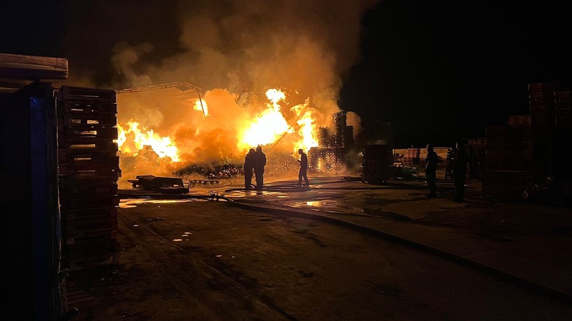 Bursa'da palet fabrikası yandı: Alevler geceyi aydınlattı! - Resim : 1