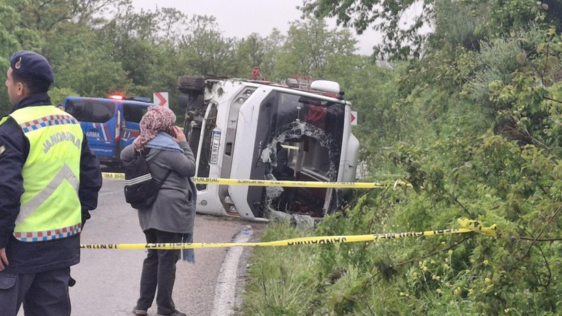 Sinop'ta can pazarı: Tur otobüsü kazaya karıştı! - Resim : 1