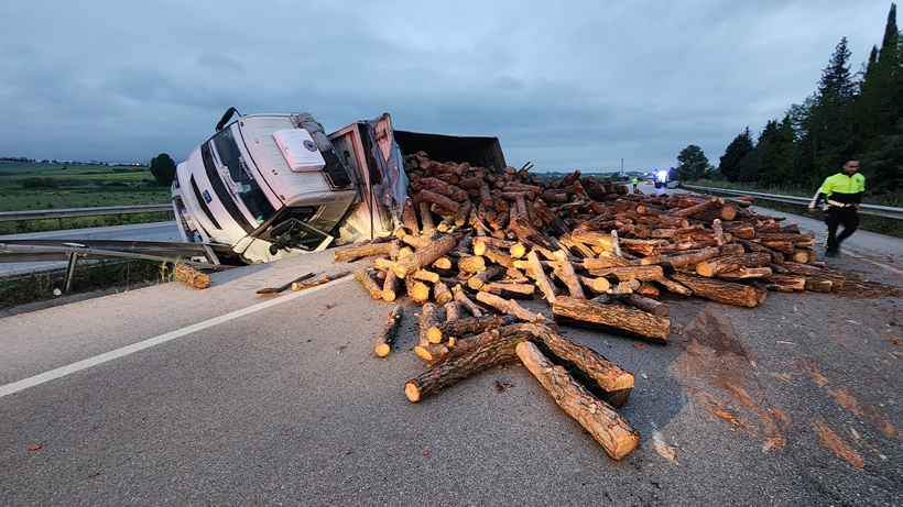 Bursa'da trafik kazası: Odunlara çarpıp takla attı! - Resim : 1