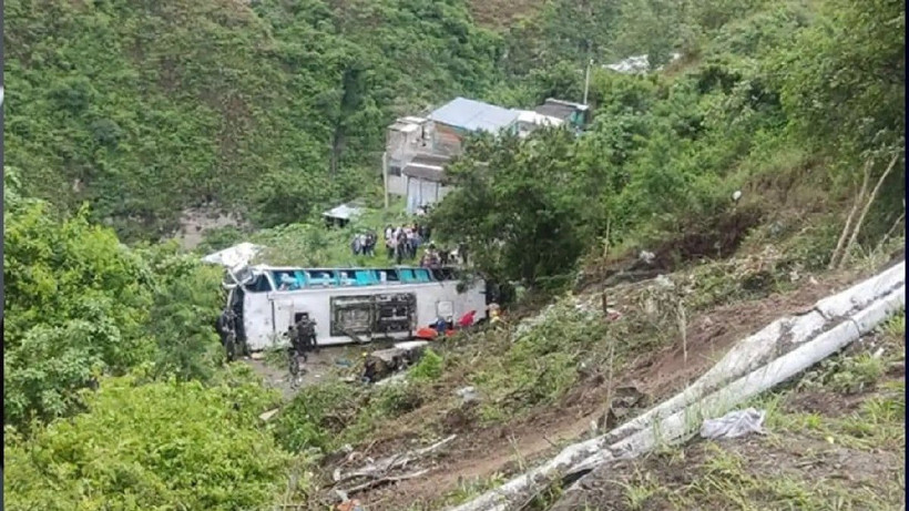 Otobüs uçuruma yuvarlandı! Can pazarı yaşandı! - Resim: 6