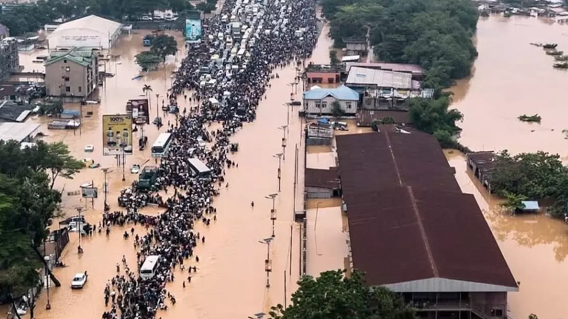 Sel bölgeyi ele geçirdi: Adeta can pazarı yaşandı! - Resim: 3