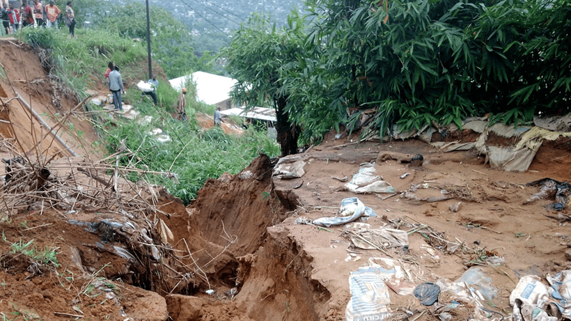 Sel bölgeyi ele geçirdi: Adeta can pazarı yaşandı! - Resim: 4