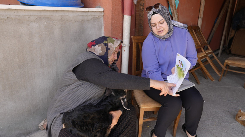 70 yaşında okuma azmi! Eğitim eve geldi - Resim : 2