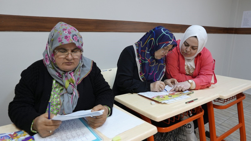 70 yaşında okuma azmi! Eğitim eve geldi - Resim : 1