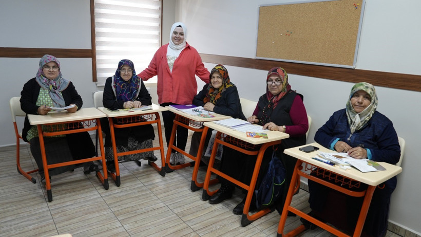 70 yaşında okuma azmi! Eğitim eve geldi - Resim : 3