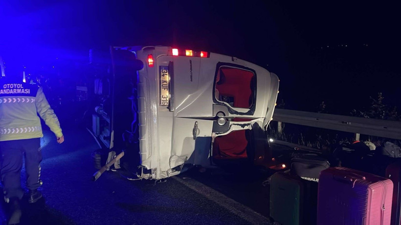 Minibüs devrildi, ölü yaralılar var - Resim: 2