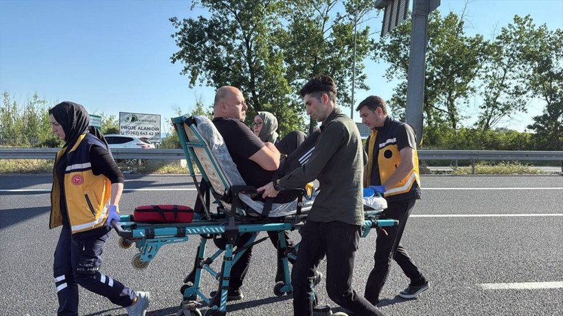 İki araç birbirine girdi, otoyol trafiğe kapandı - Resim: 7