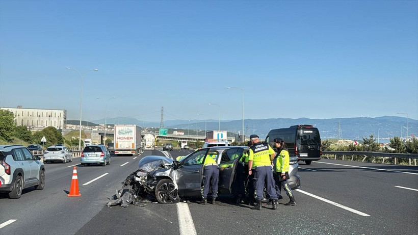 İki araç birbirine girdi, otoyol trafiğe kapandı - Resim: 5