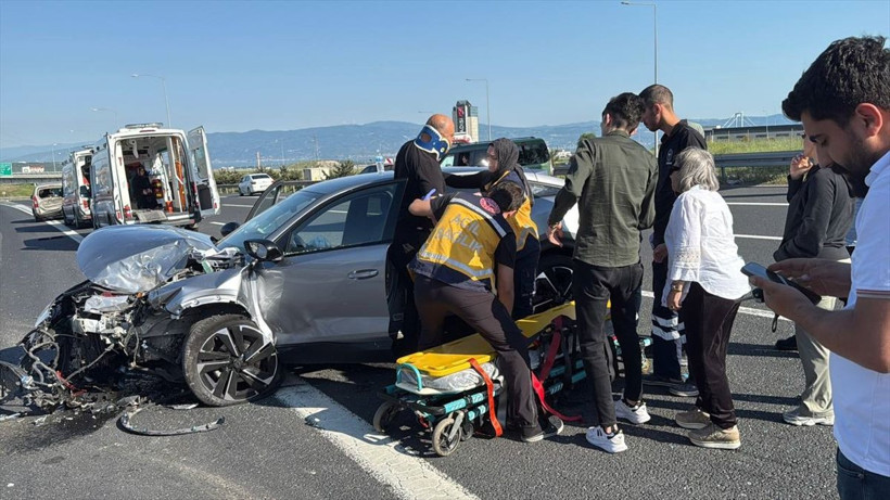 İki araç birbirine girdi, otoyol trafiğe kapandı - Resim: 3