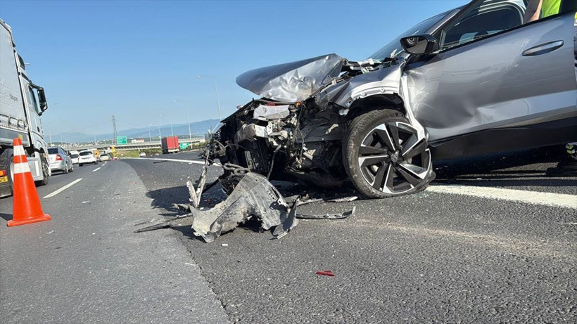 İki araç birbirine girdi, otoyol trafiğe kapandı - Resim: 6