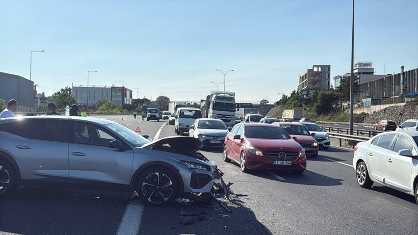 İki araç birbirine girdi, otoyol trafiğe kapandı - Resim: 2